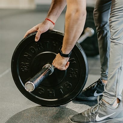 man lifting weigths at the gym